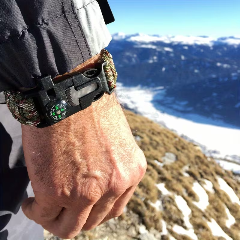 Bracelet de survie 5 en 1 en paracorde – boussole, sifflet et allume-feu