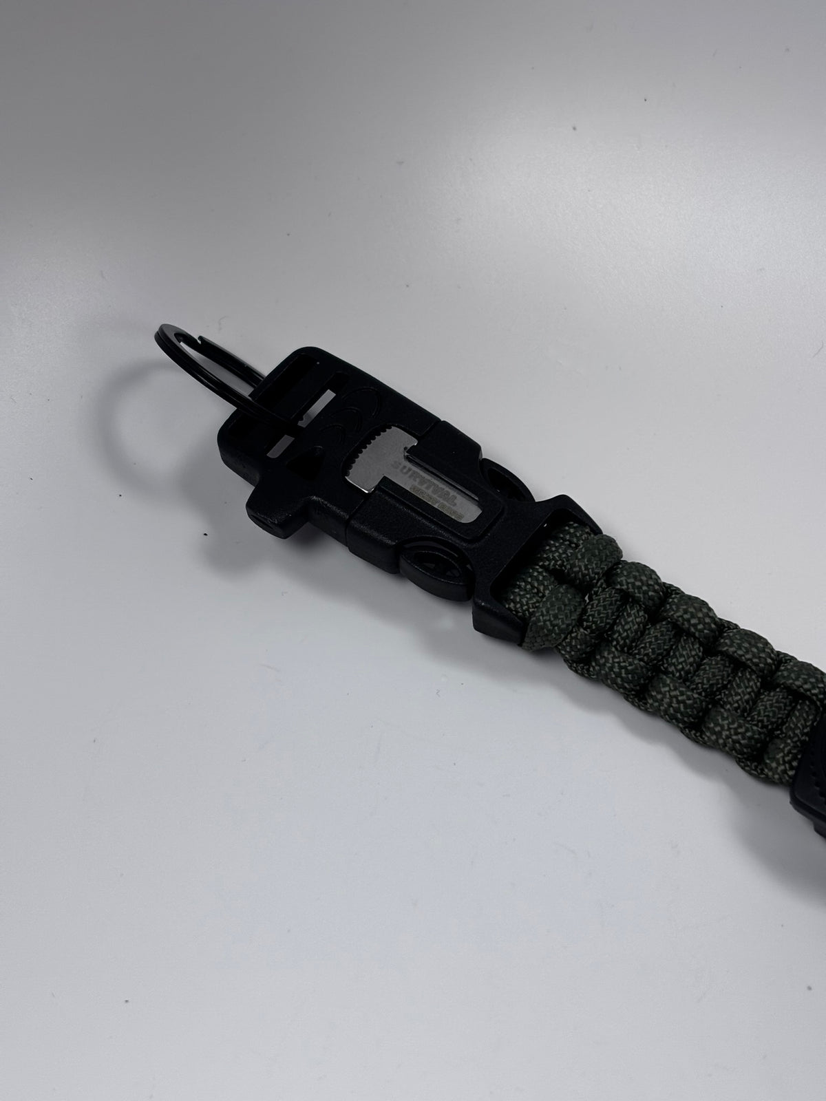 Porte-clés de survie en paracorde avec allume-feu vert armée
