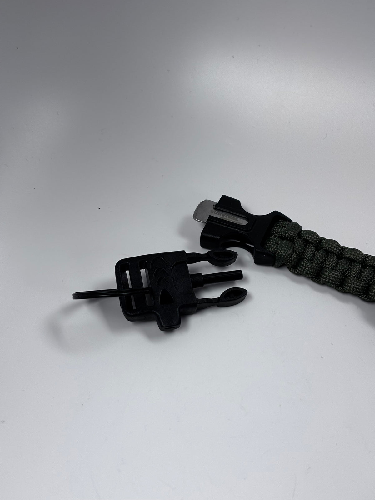 Porte-clés de survie en paracorde avec allume-feu vert armée